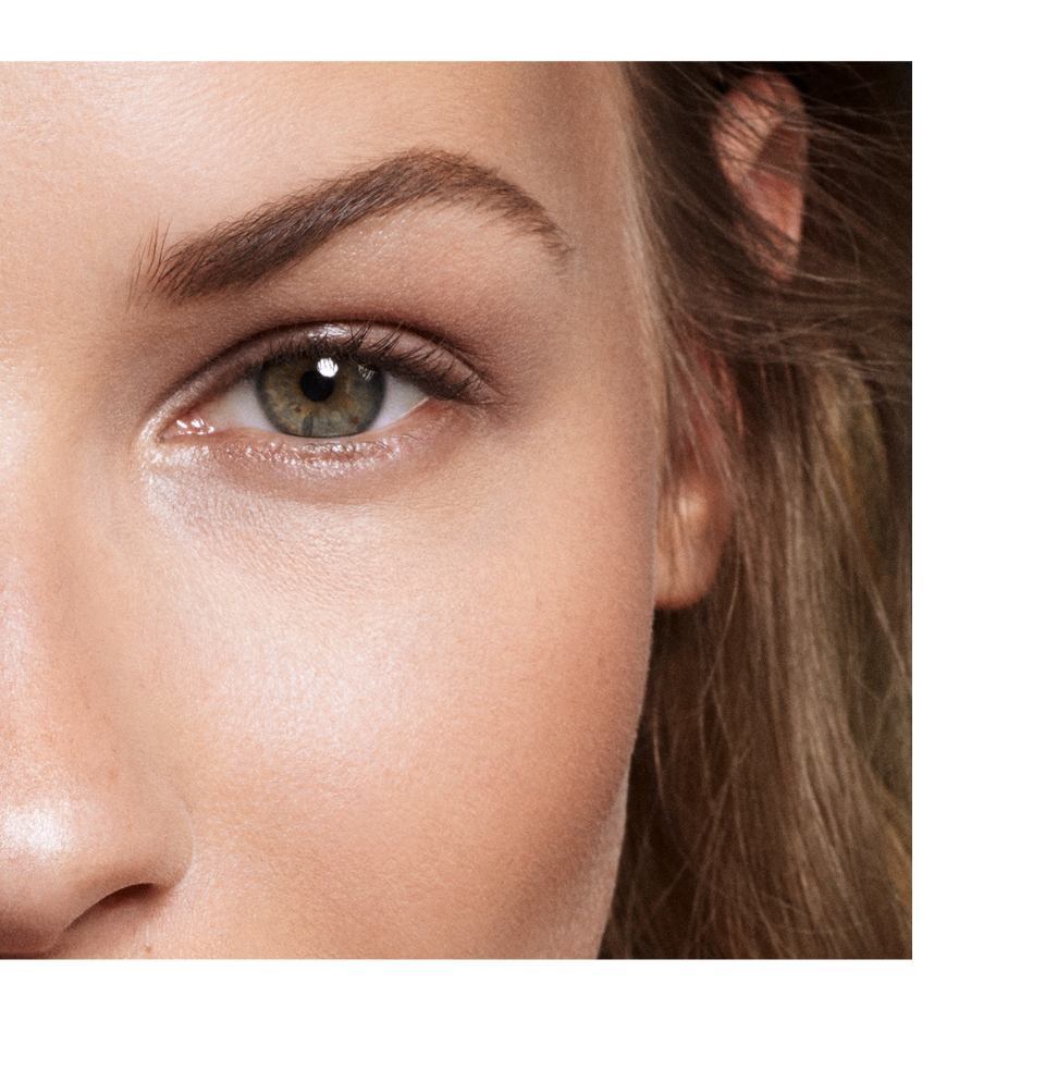 Fragment van het gezicht van een vrouw met de focus op één oog Fragment van het gezicht van een vrouw met de focus op één oog
